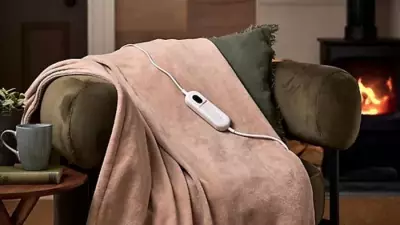 StaySnug Heated Throw Drops to £29.99 in Black Friday Sale