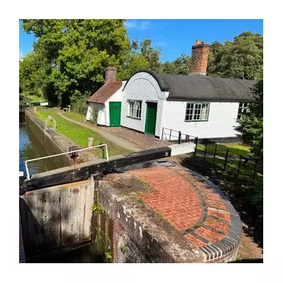 Lowsonford: A Cosy Christmas Pub with Award-Winning Pies Near Birmingham