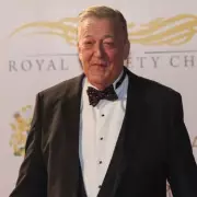 Stephen Fry's Wildean Act Baffles Royal Variety Viewers