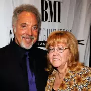 Tom Jones' wife Linda's final request: 'Don't crumble when I fall'