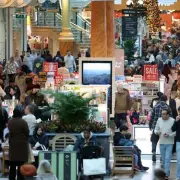 UK Christmas Footfall Jumps 3.9%, Boxing Day Sees Decade-High Surge