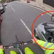 Cyclist Confronts Moped Thieves in Brazen Daylight E-Bike Robbery Attempt
