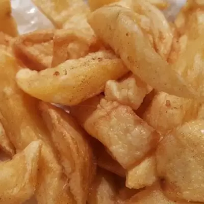 Birmingham Chip Shop Serves 'Humongous' Ramadan Iftar Platter in BOGOF Deal