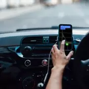 Police Officer Clarifies the Single Legal Way to Use Your Phone While Driving