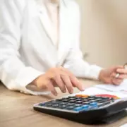 UK Minimum Wage Rises to £12.71 for Over-21s from April 1