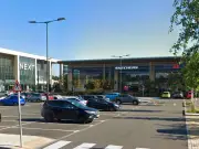 Police smash car windows to rescue dog from hot car at Fosse Park retail park