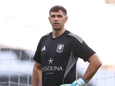 Aston Villa Demand €10M for Emi Martinez Amid Juventus Interest
