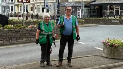 Llandudno Tidy Team Volunteers Transform Town Centre with Summer Clean-Up