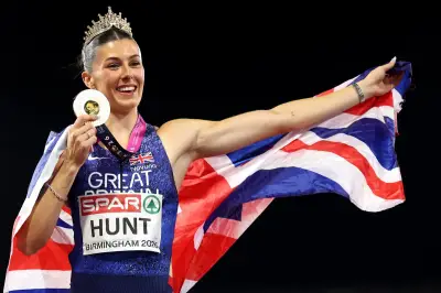 Amy Hunt wins 200m gold at Birmingham 2026, completing a golden double