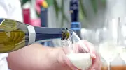 7 Best Summer Sparkling Wines: Prosecco, Champagne & Cava Picks