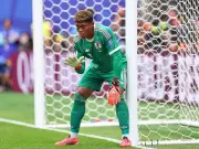 Aston Villa set to sign Zion Suzuki as Martinez replacement