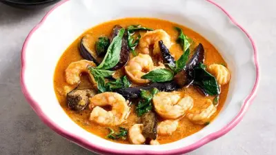 Joe Wicks' Thai Red Curry with Prawns and Aubergine Recipe