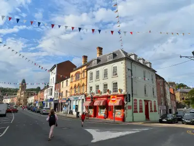 Welshpool: Birmingham's Cosy Autumn Day Trip with Cafes and Shops