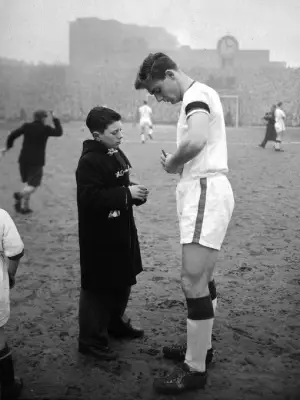 Manchester United honour Duncan Edwards on 90th birthday